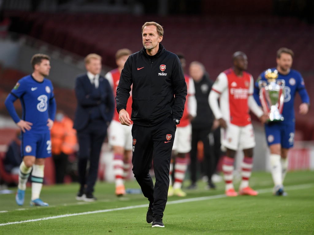 在顶级联赛中,教练的命运往往由成绩决定。卡拉格的观点并非空穴来风,历史上有不少案例可以佐证这一现象。以切尔西为例,图赫尔在带领球队赢得欧冠冠军后,仅因短暂的低迷便被解雇,显示出豪门俱乐部对成绩的零容忍态度。阿森纳虽然不像切尔西那样频繁换帅,但管理层对长期无冠的耐心显然也在逐渐耗尽。